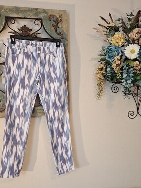 🔥🔥CLEARANCE🔥🔥 International Concepts White and Gray Skinny Jeans. Size 6